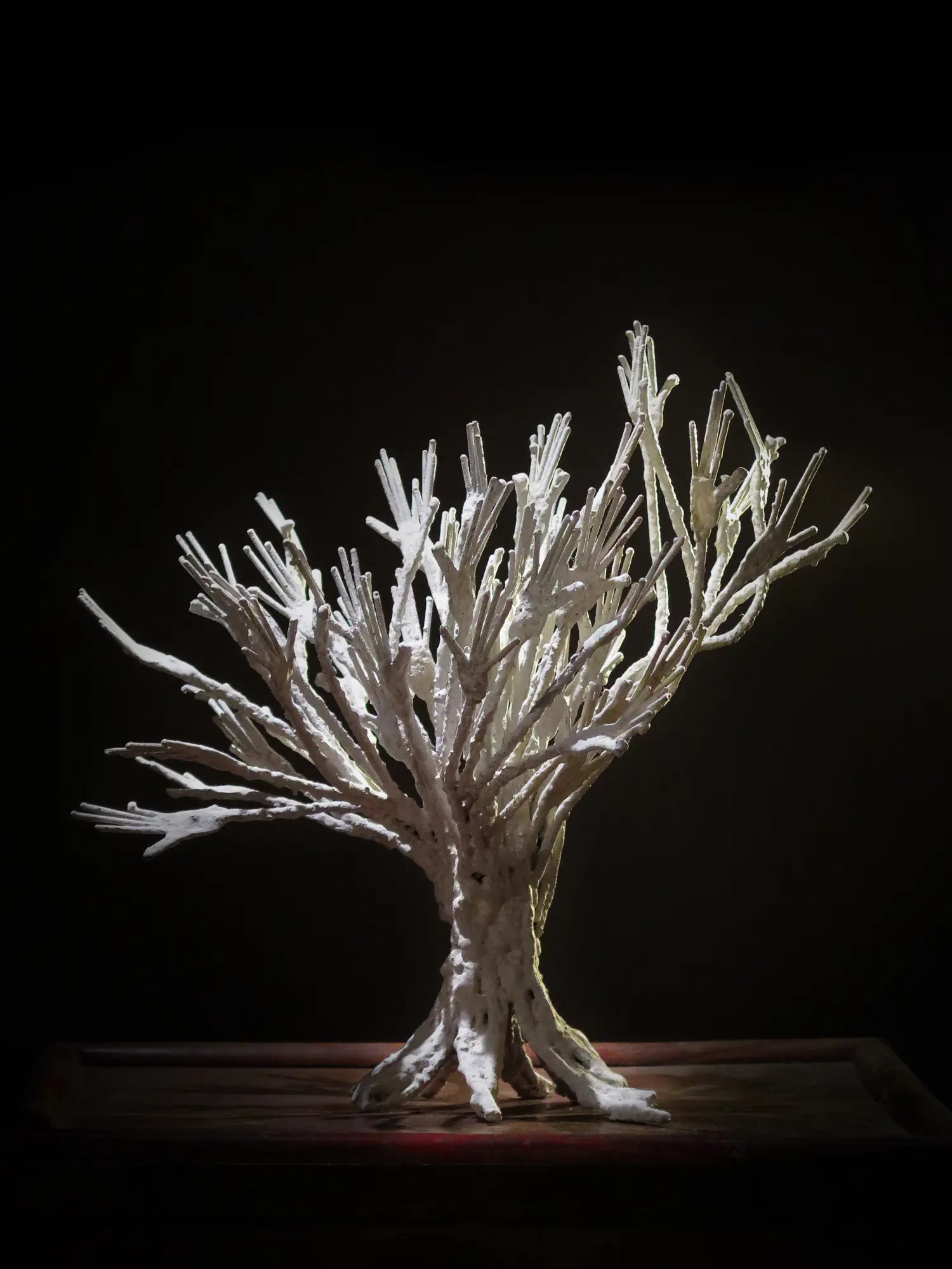Arbre en fers à béton soudés, par l'artiste Ndary Lo
